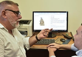 Los profesores Pérez Sánchez y García Zapata, con la imagen de la escultura que sale a subasta.