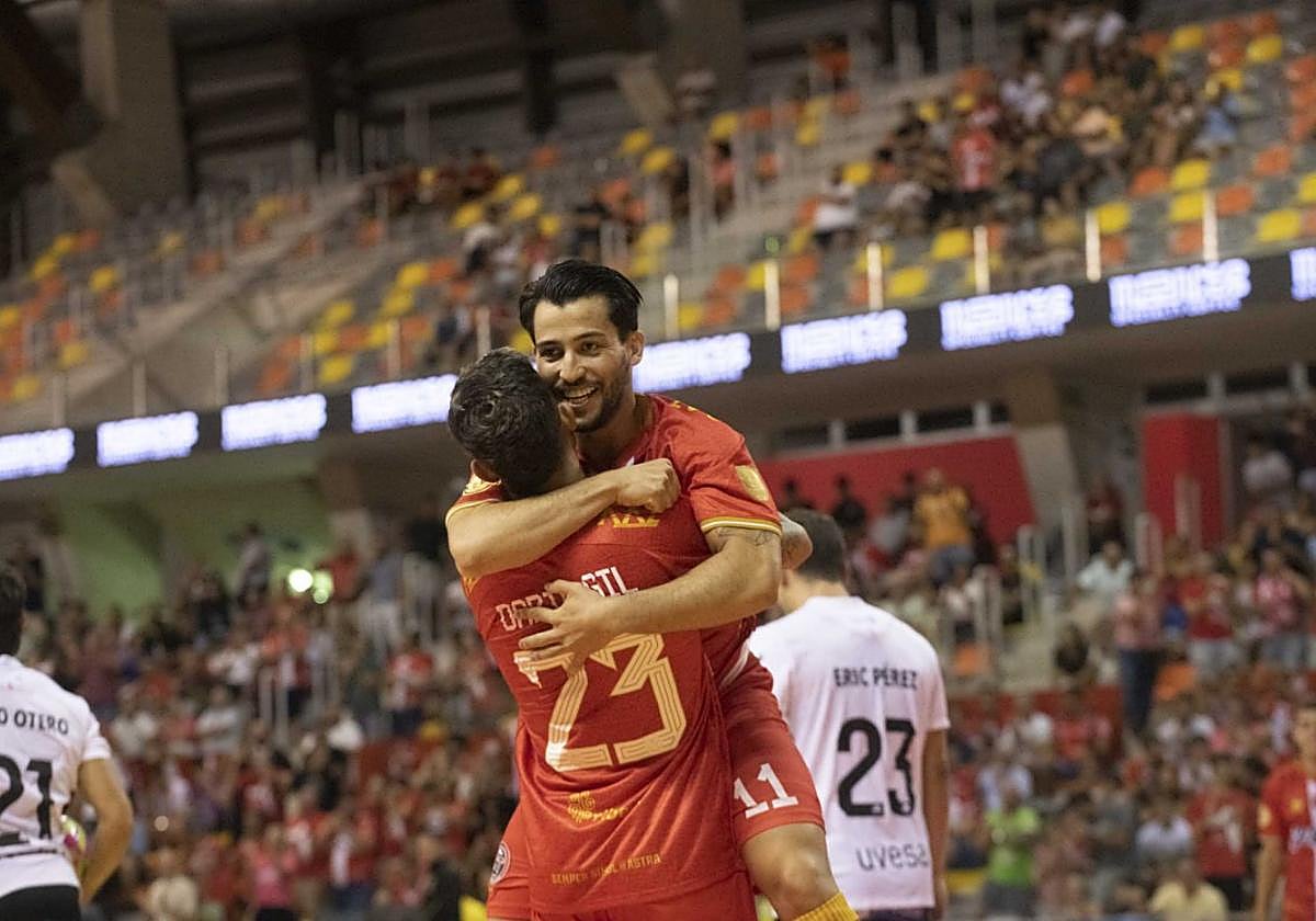 Waltinho celebrando su gol con Darío Gil durante el partido de anoche.