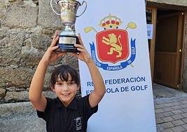 La murciana Sofía García levantando su copa de campeona, en Galicia.