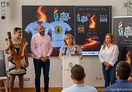 Los directivos de la Federación de Carthagineses Romanos, junto a la concejala (centro), con el pebetero.