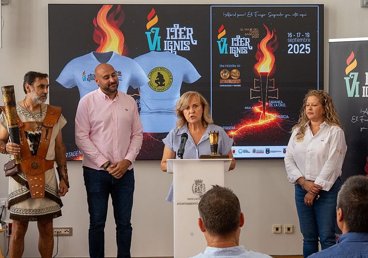 Los directivos de la Federación de Carthagineses Romanos, junto a la concejala (centro), con el pebetero.