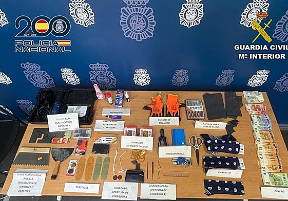 El material inervenido por los agentes tras la detención de los presuntos autores de los robos