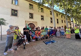 Colectivos, sindicatos y partidos de izquierda, este jueves, en el Palacio de San Esteban.