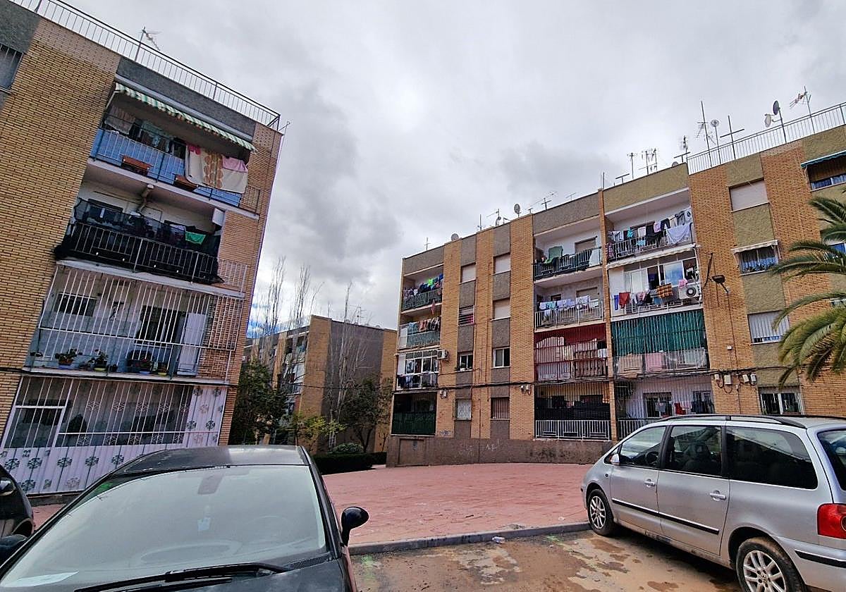 Balcones repletos de ropa colgada y enseres en el barrio de Los Ángeles, visibles desde el exterior.