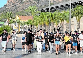 Un grupo de nuevos alumnos en la plaza del CIM, tras salir de la facultad de Ciencias de la Empresa.