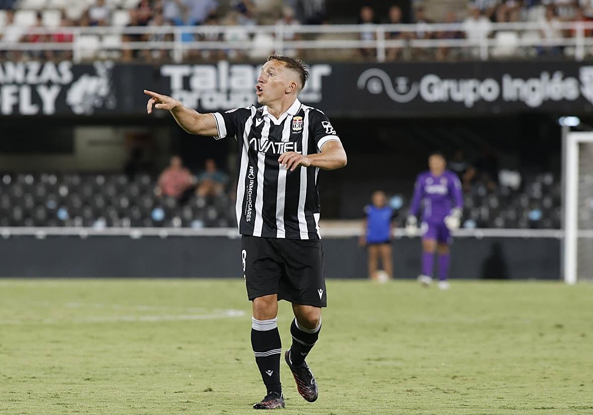 Pablo de Blasis hablando con un compañero, el pasado viernes en el duelo contra el Atlético Madrileño.