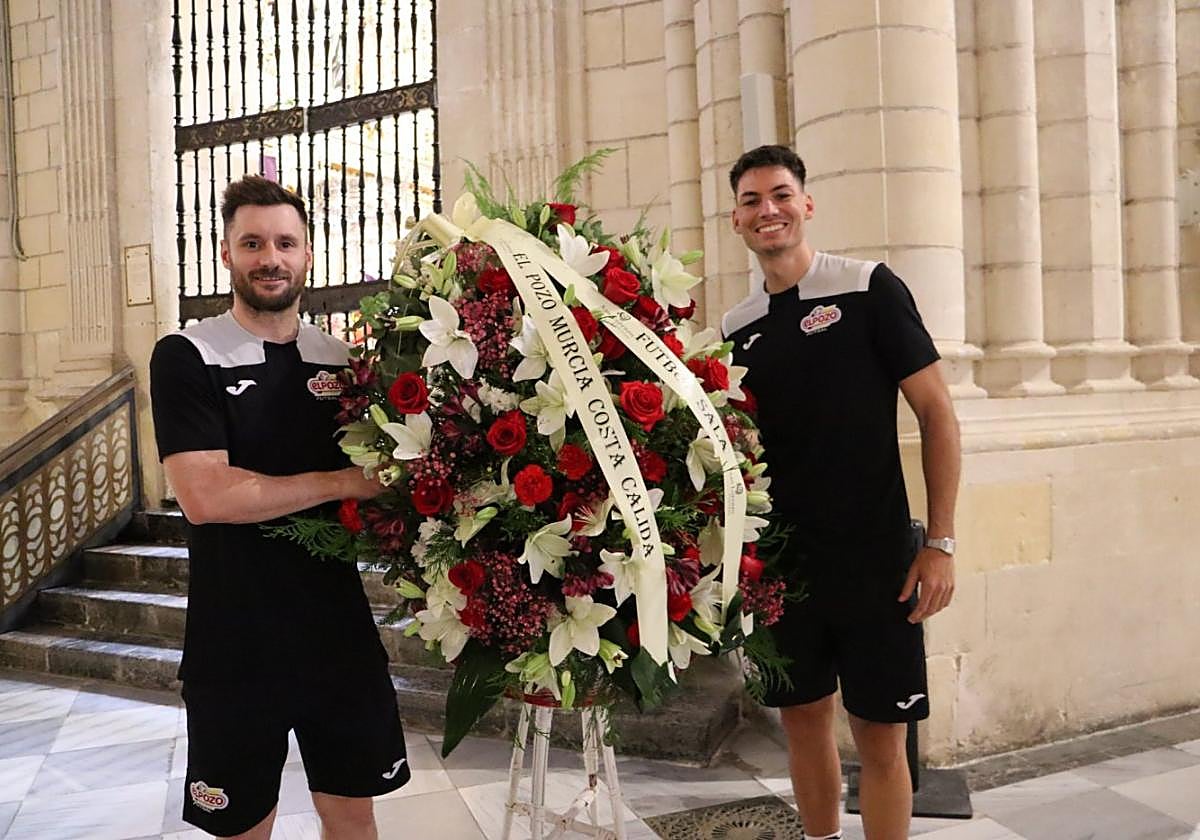 Gadeia y Ricardo, en la ofrenda floral a la Virgen de la Fuensanta.