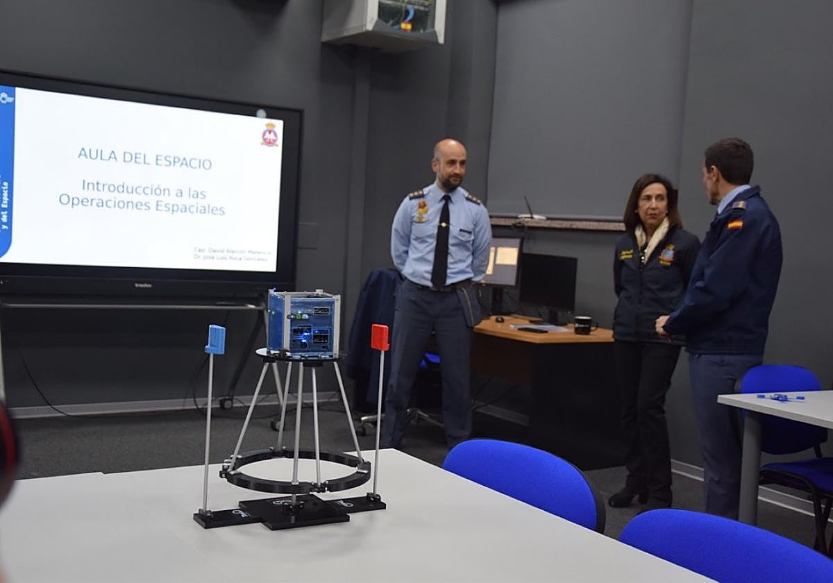 Más allá del cielo. En primer plano, elsatélite que la AGAenviará al espacio paraobtener datos y vigilar la basura espacial.