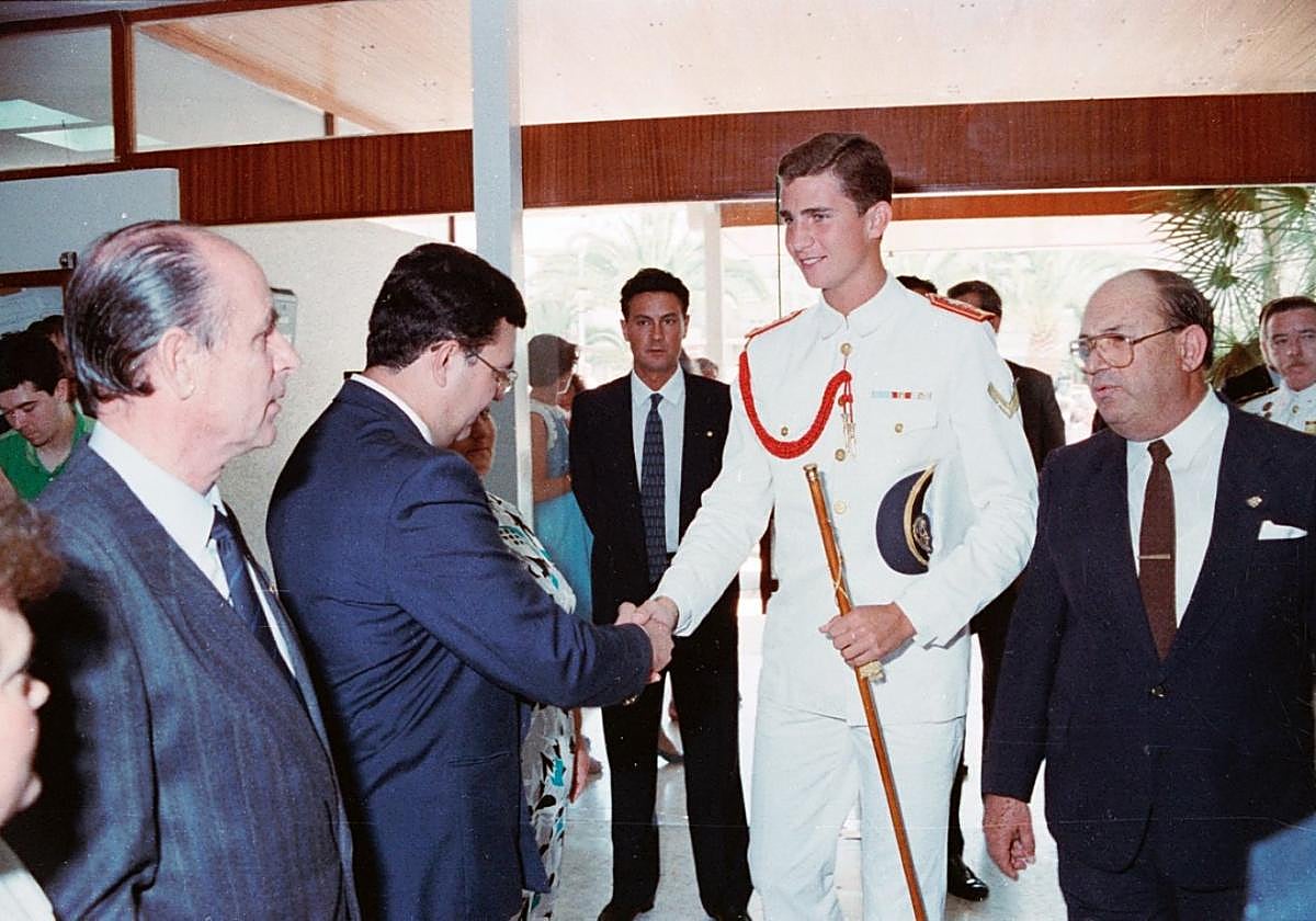 Hace 36 años. Una foto del álbum familiar del alcalde José Miguel Luengo, de cuando el Príncipe de Asturias saludó a su padre en el Ayuntamiento.