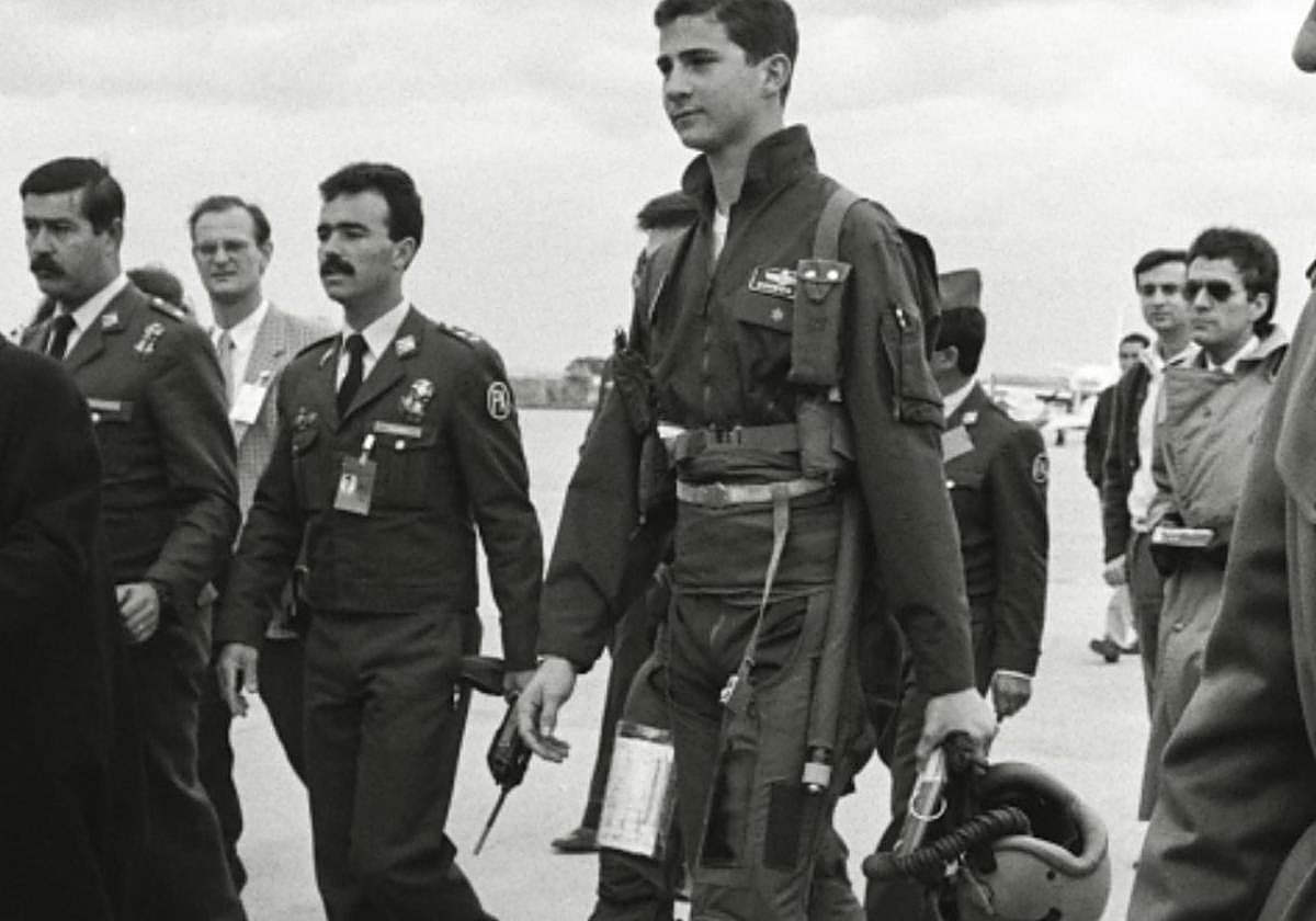 Dos reyes, diferentes épocas. De izquierda a derecha, el Príncipe Felipe con una comitiva de altos mandos en la AGA en 1988. Al lado, su padre con el profesor de vuelo Miguel Prieto.