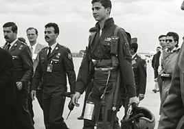 Dos reyes, diferentes épocas. De izquierda a derecha, el Príncipe Felipe con una comitiva de altos mandos en la AGA en 1988. Al lado, su padre con el profesor de vuelo Miguel Prieto.