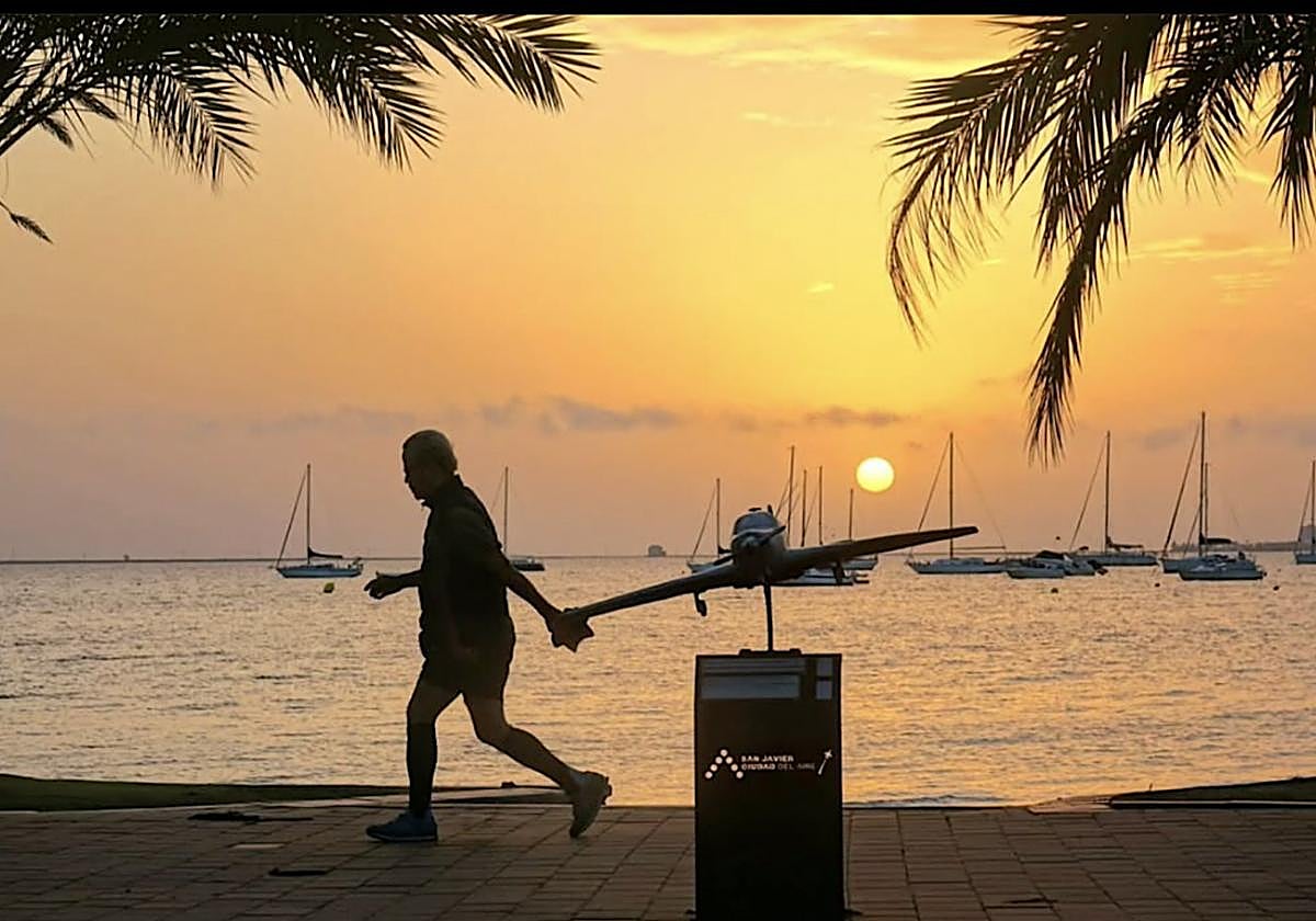 Mar y cielo. A lo largo del paseo marítimo deLa Ribera se pueden conocer los modelos de aviones de la historia de la AGA.