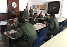 Especialización. Sesión de enseñanza de los futuros oficiales en la Academia General del Aire.
