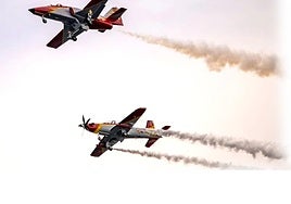 Paso del testigo. El C-101 voló con su sucesor, el Pilatus, en el festival Aire25, probando el nuevo sistema de humos.