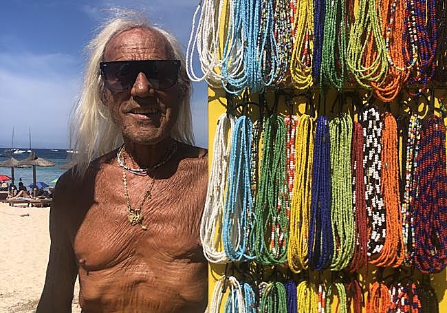 Joan y sus pulseras en Es Pujols, Formentera.