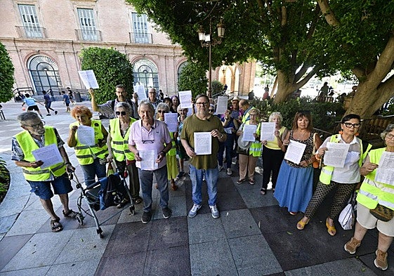 El anuncio de los colectivos católicos, este viernes, en Murcia.