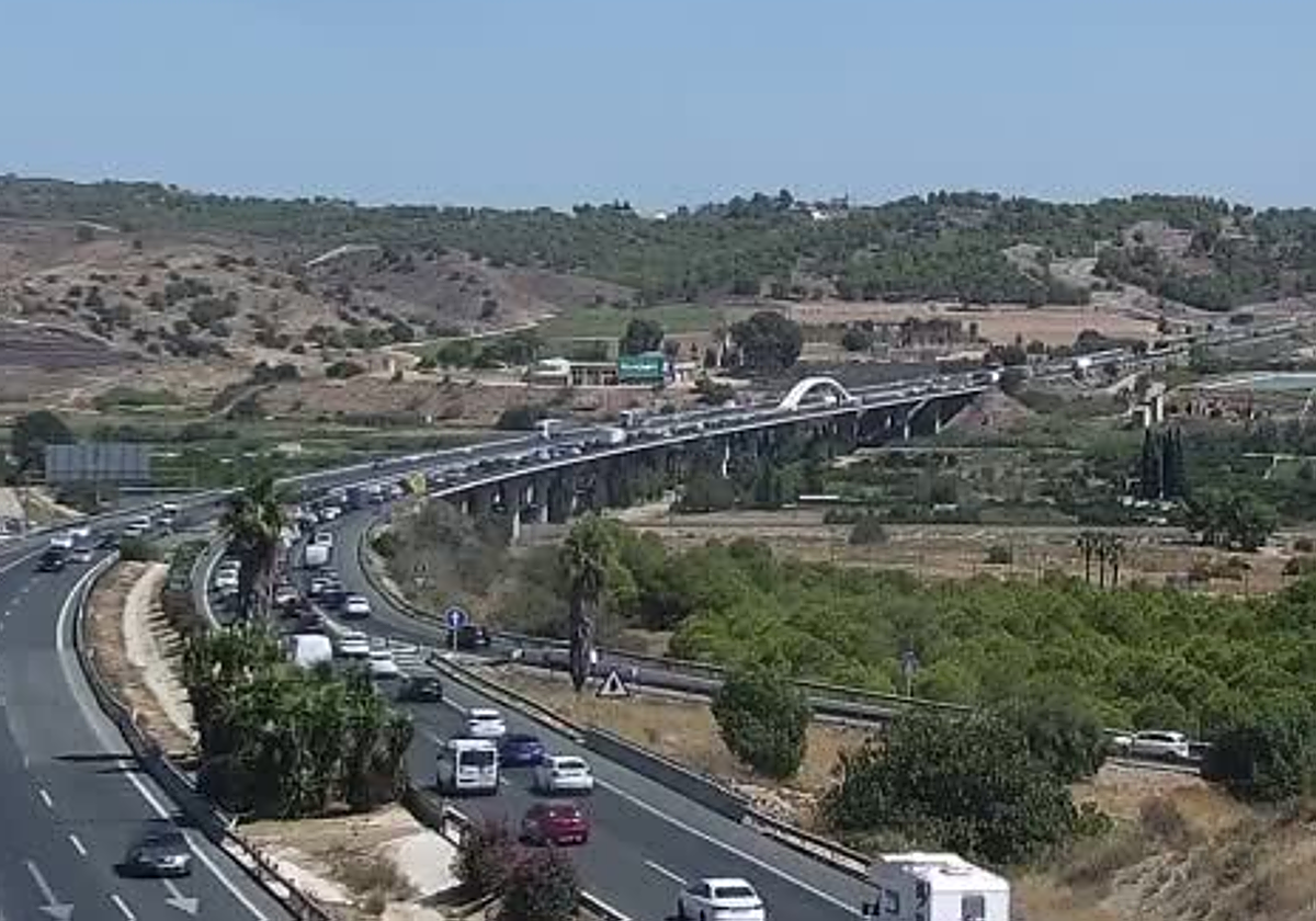 Atasco en la autovía A-7 en La Ñora este viernes por la tarde.