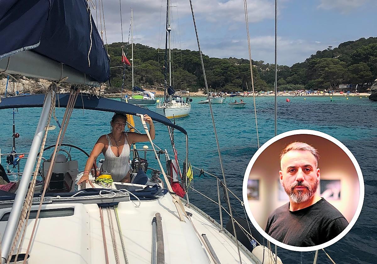 Purificación Cuadrupani a bordo del 'Sirene' en Cala Son Saura, Menorca. A la derecha, el bombero y fotógrafo Manuel Zamora.