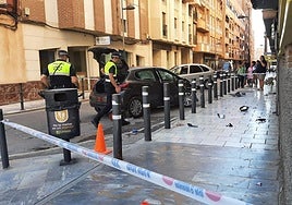Policías y vecinos, este sábado, en el lugar del accidente.
