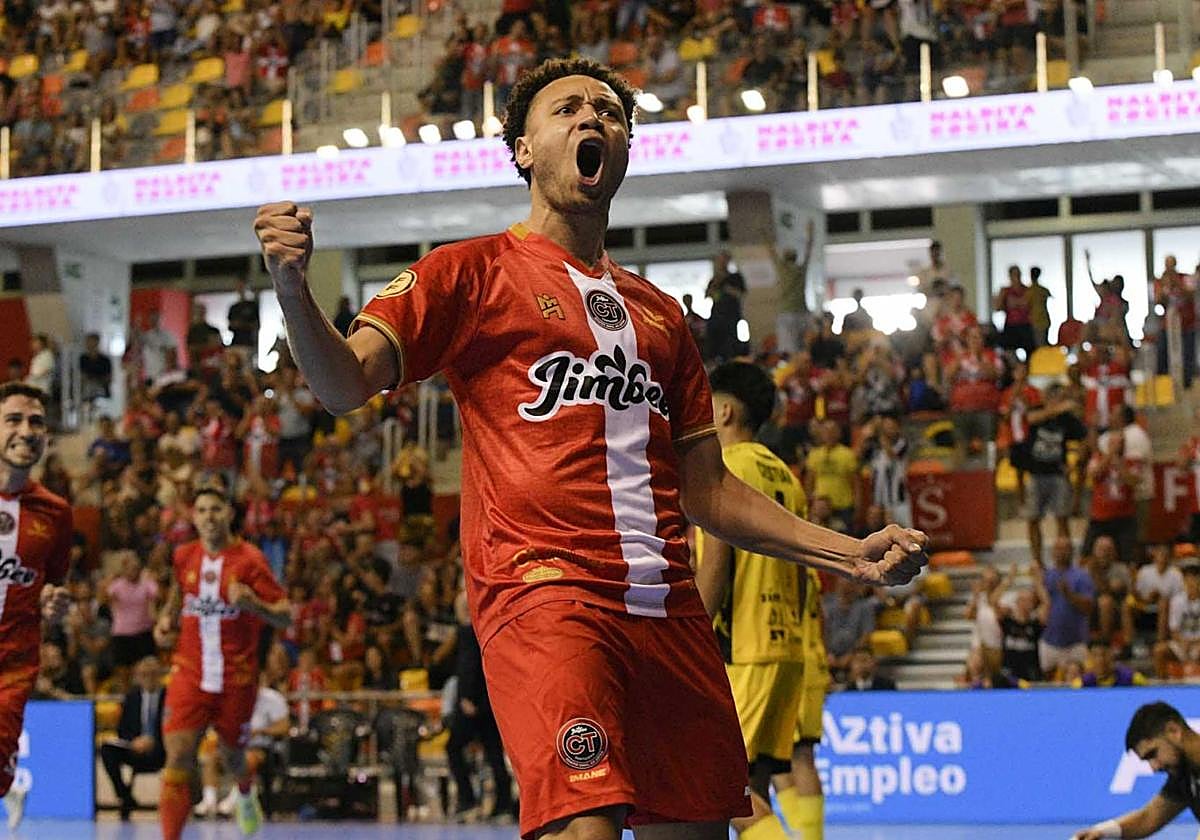 Juninho celebra su primer gol con la camiseta del Jimbee en la goleada ante Peñiscola.
