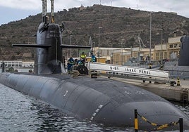 Trabajadores de Navantia embarcan en el S-81 'Isaac Peral', primero de los submarinos Clase S-80, atracado en el Arsenal de Cartagena.