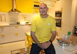 José Antonio Traverso, Jose con acento en la o según le nombran y etiquetan en la solapa, en una cocina de Ikea Murcia, estancia central de la estrategia para 2026.