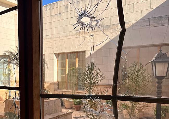 Detalle de un balazo en la casa.