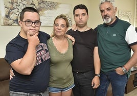 Elena y Carlos Santiago (4i), con sus hijos Carlos (1i), con síndrome de Down, y Pablo (3i), con asperger.