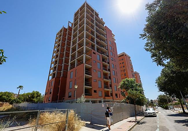 Torre inacabada próxima al campus, blanco de la okupación ilegal.