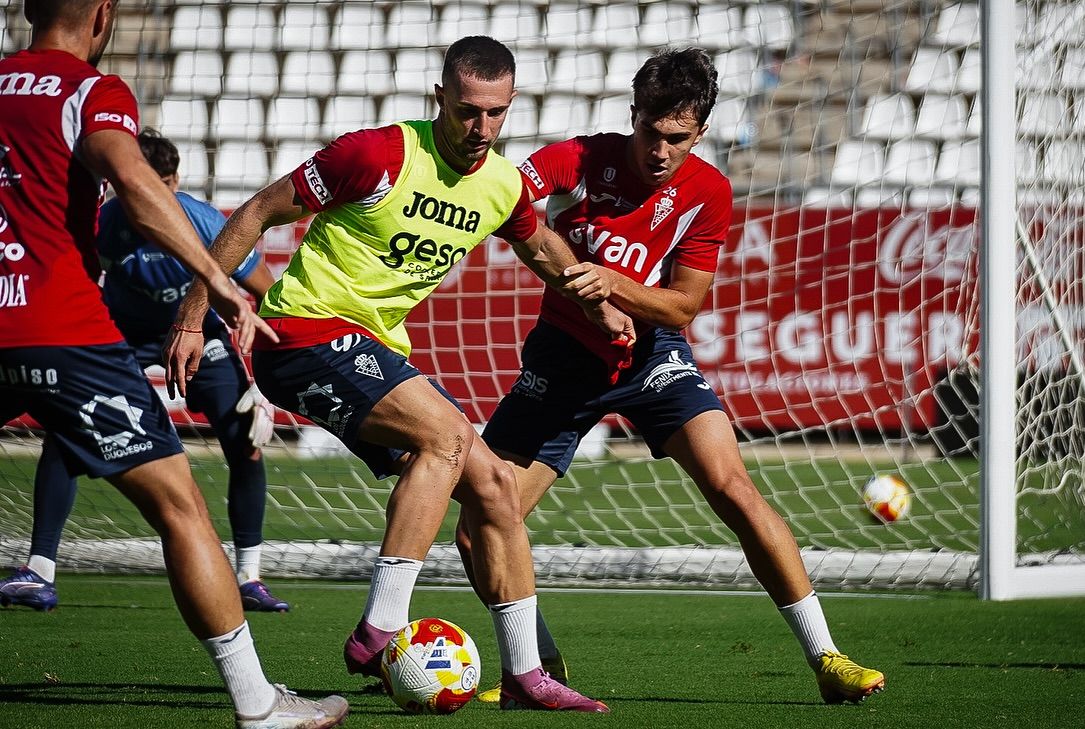 David Flakus protege el balón ante la presión del canterano Héctor Pérez en un entrenamiento.