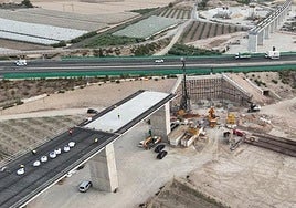 Construcción del tablero del nuevo viaducto de alta velocidad junto a Totana, que pasa por encima de la autovía.