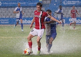 Diego Gómez controlando el balón ante un rival.