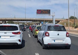 Retenciones en la A-30 a su paso por Murcia, a mediodía de este sábado.