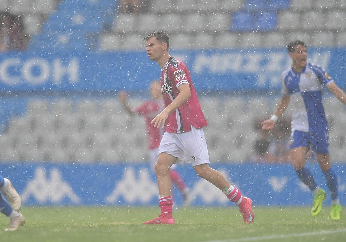 Luismi Redondo, bajo la lluvia de la Nova Creu Alta.