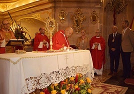 El nuevo rector, Tomás Álvarez, firma el acto en presencia de los sacerdotes, el alcalde y el hermano mayor.