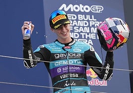 El murciano Máximo Quiles, celebrando su segundo puesto, este domingo en el circuito de Misano.