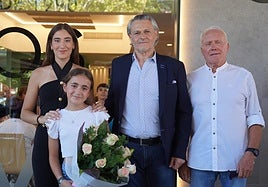 La nueva amazona infantil posa junto a la amazona mayor, el presidente del Bando de los Caballos del Vino y el caballista del año.