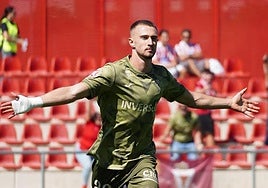 David Flakus celebrando el gol del Real Murcia.