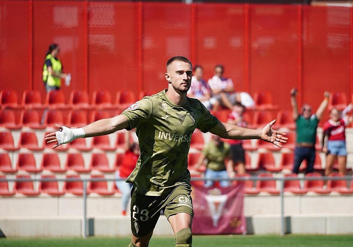 David Flakus celebrando el gol del Real Murcia.