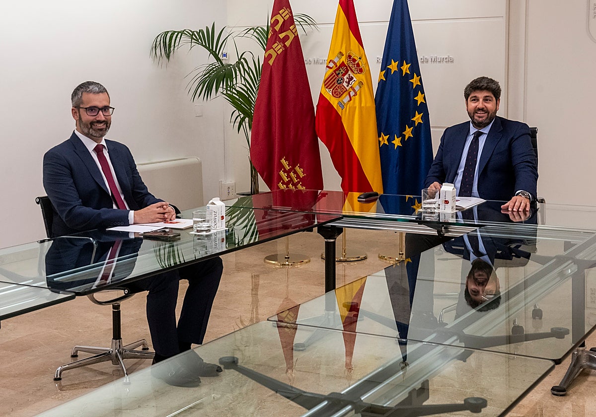 López Miras y Francisco Lucas, durante la reunión mantenida el 5 de junio.