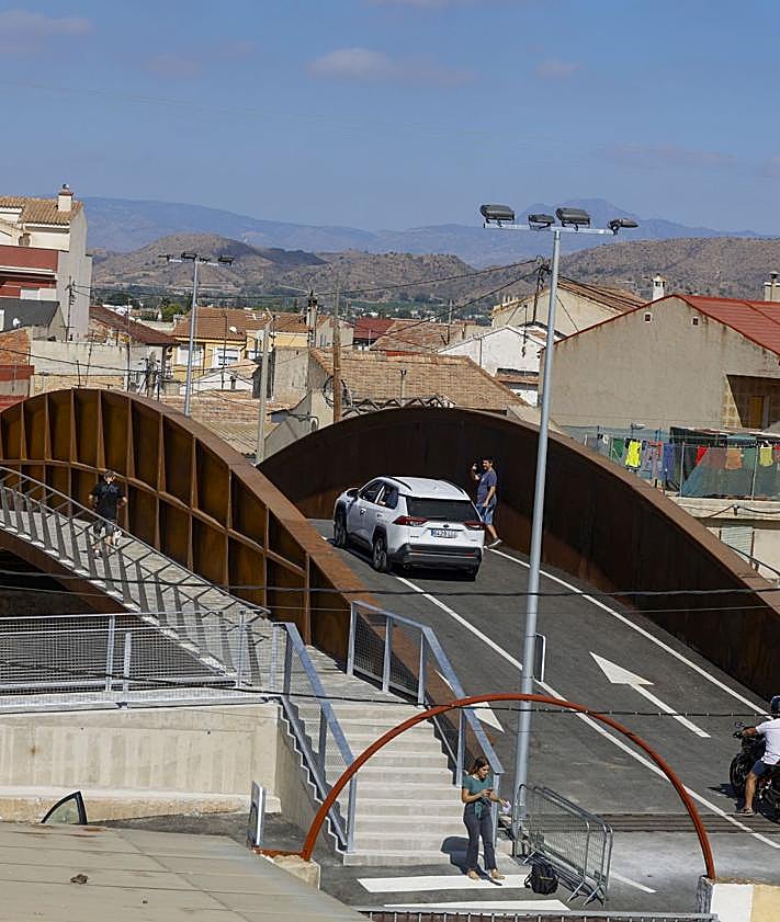 Imagen secundaria 2 - La apertura del puente de El Raal acaba con cuatro años de separación entre Murcia y Beniel