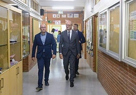El consejero de Educación, Víctor Marín (d), este lunes en el inicio del curso.