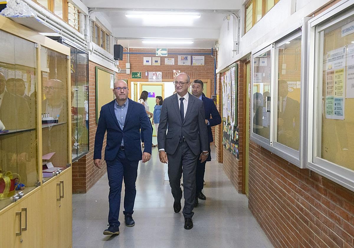 El consejero de Educación, Víctor Marín (d), este lunes en el inicio del curso.
