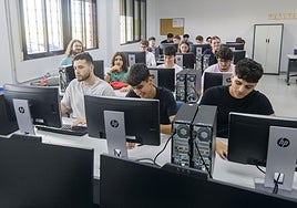 Alumnos del Instituto Ingeniero de la Cierva de Patiño, en su primer día de clase este lunes.