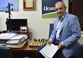 Juan Antonio Pedreño en su despacho de la sede de Ucomur, en Murcia.