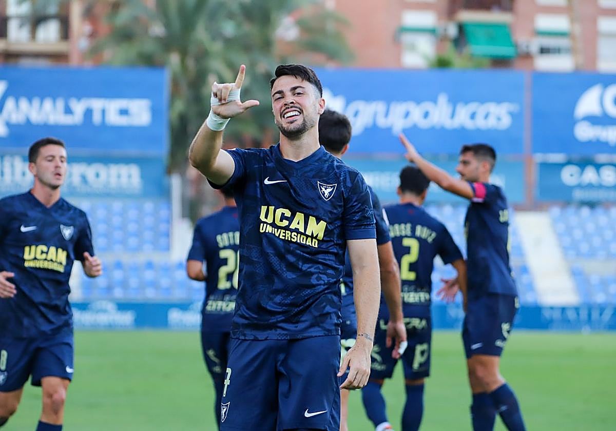 Alvarito, del UCAM, tras anotar el primer gol de la victoria universitaria ante el Lorca.
