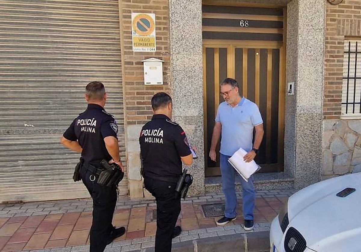 Agentes de la Policía Local de Molina de Segura proceden al precintado de la antena de telefonía móvil de la calle Granados.