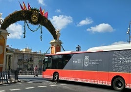 Un autobús urbano entra al puente de los Peligros de Murcia.