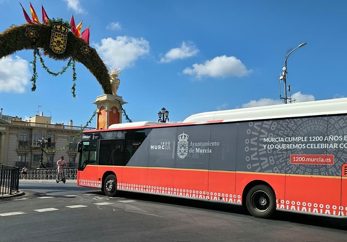 Un autobús urbano entra al puente de los Peligros de Murcia.