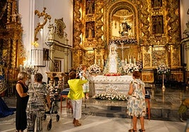 Imagen de la Virgen de los Dolores sobre el altar mayor de la iglesia de San Francisco.